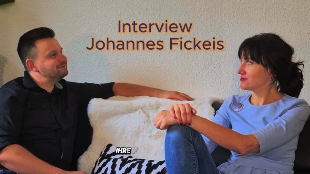 Interview mit Johannes Fickeis, zwei Menschen sprechen.